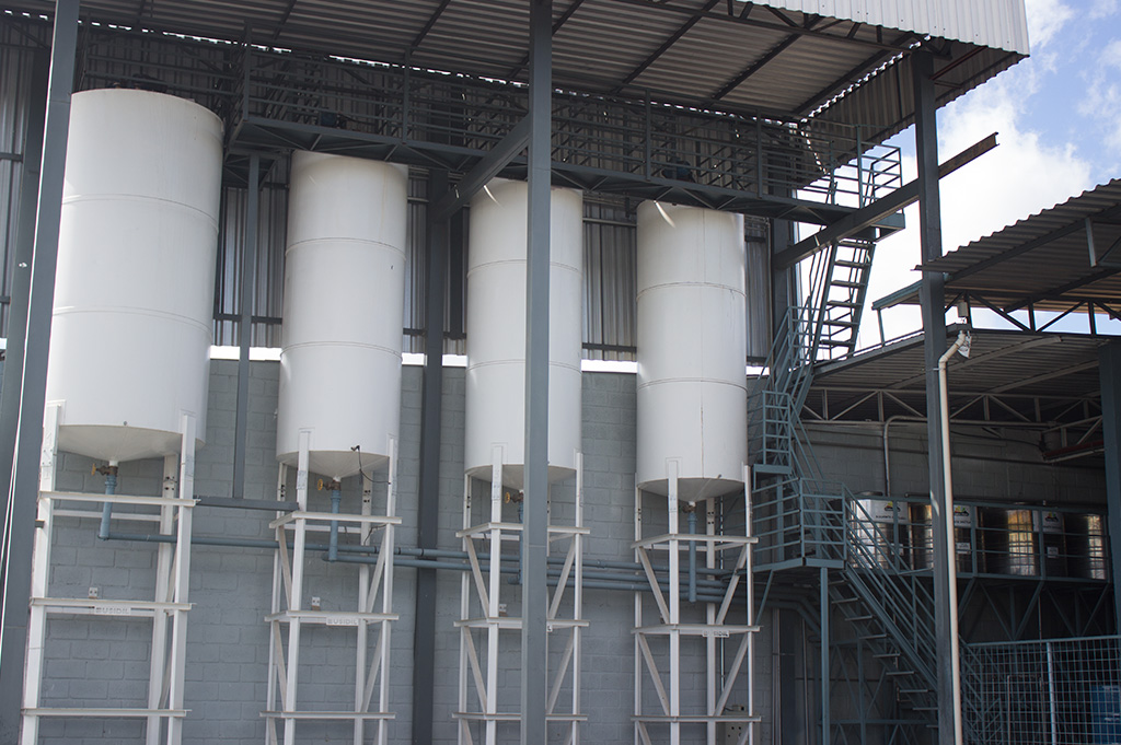 Tanques verticais de armazenagem de solventes na fábrica ColorMax