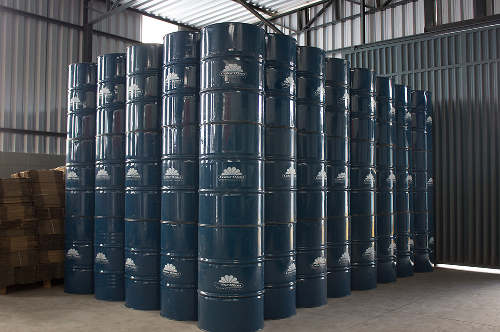 Tambores de 200 litros de solvente ColorMax empilhados no pátio